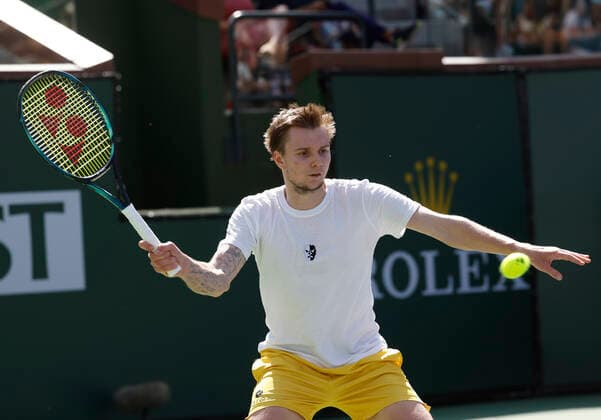 March 13, 2022 Alexander Bublik of Kazakhstan returns a shot against Andy Murray of Great Britain during the 2022 BNP Paribas Open at Indian Wells Tennis Garden in Indian Wells, California. Mandatory Photo Credit: CSM. Indian Wells United States of America - ZUMAc04_ 20220313_zaf_c04_154 Copyright: xCharlesxBausx