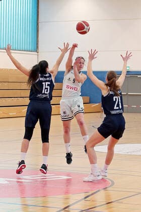 13.03.2022, xovx, Basketball Damen 2. Bundesliga DBBL, Bender Baskets Grünberg - Eintracht Braunschweig v.l. Arianna Zampieri (Eintracht Braunschweig), Isabell Meinhart (Bender Baskets Grünberg), Lina Falk (Eintracht Braunschweig) Grünberg Sporthalle Theo-Koch-Schule Hessen Deutschland (DE)