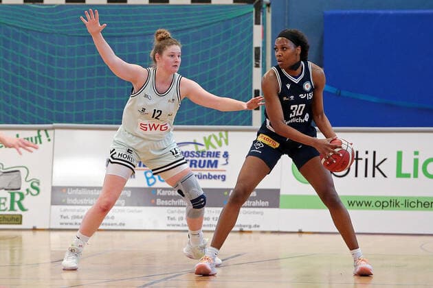13.03.2022, xovx, Basketball Damen 2. Bundesliga DBBL, Bender Baskets Grünberg - Eintracht Braunschweig v.l. Carlice Poelstra (Bender Baskets Grünberg), Shaquanda Miller-McCray (Eintracht Braunschweig) Grünberg Sporthalle Theo-Koch-Schule Hessen Deutschland (DE)