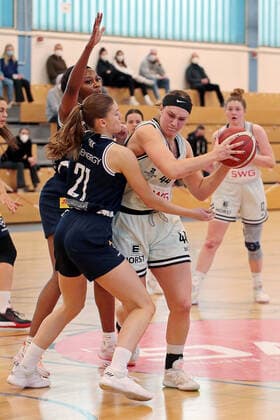 13.03.2022, xovx, Basketball Damen 2. Bundesliga DBBL, Bender Baskets Grünberg - Eintracht Braunschweig v.l. Shaquanda Miller-McCray (Eintracht Braunschweig), Lina Falk (Eintracht Braunschweig), Olivia Nash (Bender Baskets Grünberg), Carlice Poelstra (Bender Baskets Grünberg) Grünberg Sporthalle Theo-Koch-Schule Hessen Deutschland (DE)