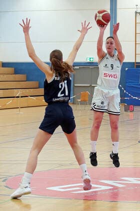 13.03.2022, xovx, Basketball Damen 2. Bundesliga DBBL, Bender Baskets Grünberg - Eintracht Braunschweig v.l. Lina Falk (Eintracht Braunschweig), Isabell Meinhart (Bender Baskets Grünberg) Grünberg Sporthalle Theo-Koch-Schule Hessen Deutschland (DE)