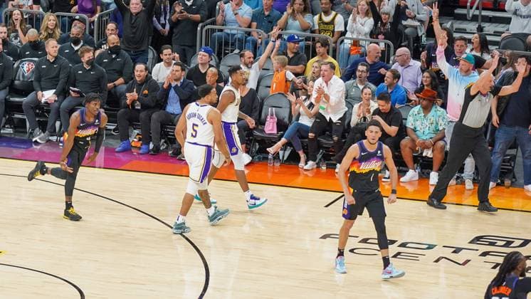 Phoenix, Arizona, March 13th 2022: Aaron Holiday ( 4 Phoenix Suns) and the crwod celebrates a score during the National Basketball Association game between the Los Angeles Lakers and the Phoenix Suns at Footprint Center in Phoenix, Arizona. Edwin Rodriguez SPP Los Angeles Lakers v Phoenix Suns - NBA, Basketball Herren, USA - FootPrint Center 