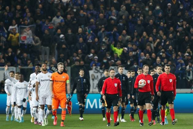 Atalanta vs Bayer Leverkusen, last 16 1st leg Europe League 2021-2022 Italy, Bergamo, march 10 2022: teams enter the field and move to center field during football match ATALANTA vs BAYER LEVERKUSEN, last16 1st leg Europe League 2021-2022 , Gewiss stadium Bergamo Italy Copyright: MGC
