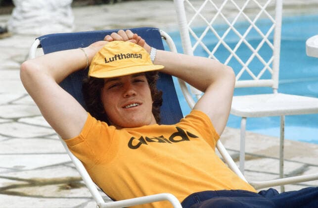12.06.80 EM 1980 Italien DFB Quartier Trainingscamp Rom Italien, Rom, 12.06.1980, Fussball, UEFA EURO, EM, Europameisterschaft,Fussball EM 1980 in Italien, DFB Quartier Trainingscamp Rom: Lothar Matthäus im Liegestuhl am Hotel Pool. *** 12 06 80 EM 1980 Italy DFB quarters training camp Rome Italy, Rome, 12 06 1980, football, UEFA Euro EM 1980 in Italy, DFB quarters training camp Rome Lothar Matthäus in deck chair at hotel pool