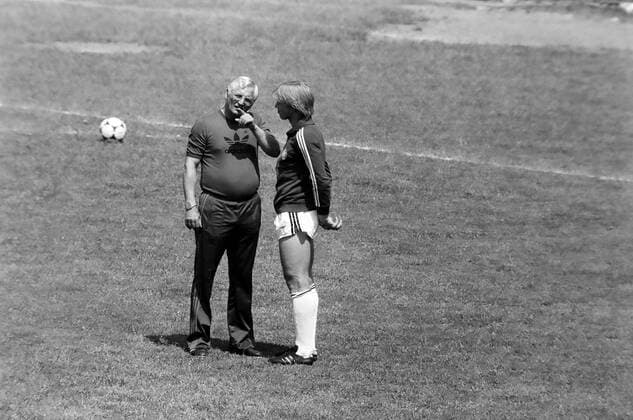 12.06.80 EM 1980 Italien DFB Quartier Trainingscamp Rom Italien, Rom, 12.06.1980, Fussball, UEFA EURO, EM, Europameisterschaft,Fussball EM 1980 in Italien, DFB Quartier Trainingscamp Rom: v.l. Jupp Derwall (Trainer), Bernd Förster. *** 12 06 80 EM 1980 Italy DFB quarters training camp Rome Italy, Rome, 12 06 1980, Football, UEFA Euro EM 1980 in Italy, DFB quarters training camp Rome v l Jupp Derwall coach , Bernd Förster