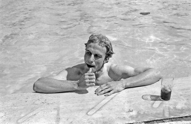 12.06.80 EM 1980 Italien DFB Quartier Trainingscamp Rom Italien, Rom, 12.06.1980, Fussball, UEFA EURO, EM, Europameisterschaft,Fussball EM 1980 in Italien, DFB Quartier Trainingscamp Rom: Karl-Heinz Rummenigge beim Schwimmen im Hotel Pool. *** 12 06 80 EM 1980 Italy DFB quarters training camp Rome Italy, Rome, 12 06 1980, football, UEFA Euro EM 1980 in Italy, DFB quarters training camp Rome Karl Heinz Rummenigge swimming in hotel pool