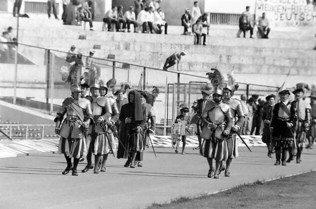12.06.80 EM 1980 Italien DFB Quartier Trainingscamp Rom Italien, Rom, 12.06.1980, Fussball, UEFA EURO, EM, Europameisterschaft,Fussball EM 1980 in Italien, DFB Quartier Trainingscamp Rom: Italienische Trachten und Folklore Gruppe. *** 12 06 80 EM 1980 Italy DFB quarters training camp Rome Italy, Rome, 12 06 1980, football, UEFA Euro EM 1980 in Italy, DFB quarters training camp Rome Italian costumes and folklore group