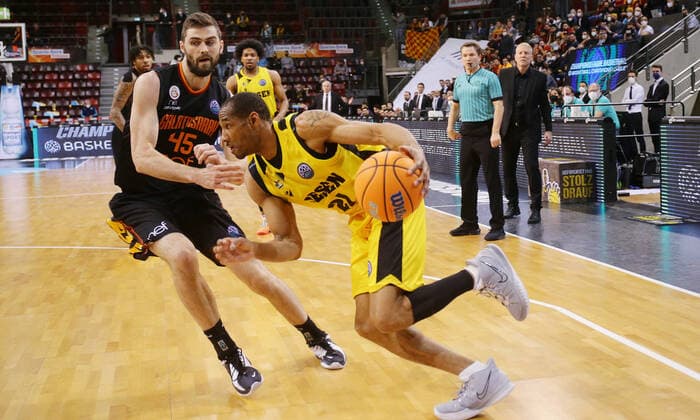 Ludwigsburg , Basketball Champions League Top 16 , MHP Riesen Ludwigsburg vs. Galatasaray Nef , von links: David kravish ( Gala ) Tremmell darden ( Riesen )