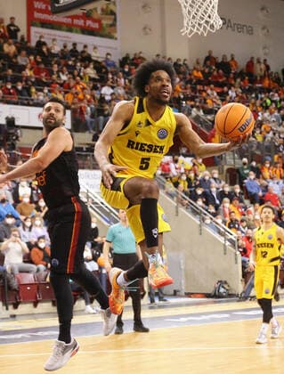 Ludwigsburg , Basketball Champions League Top 16 , MHP Riesen Ludwigsburg vs. Galatasaray Nef , Justin Simon ( Riesen )
