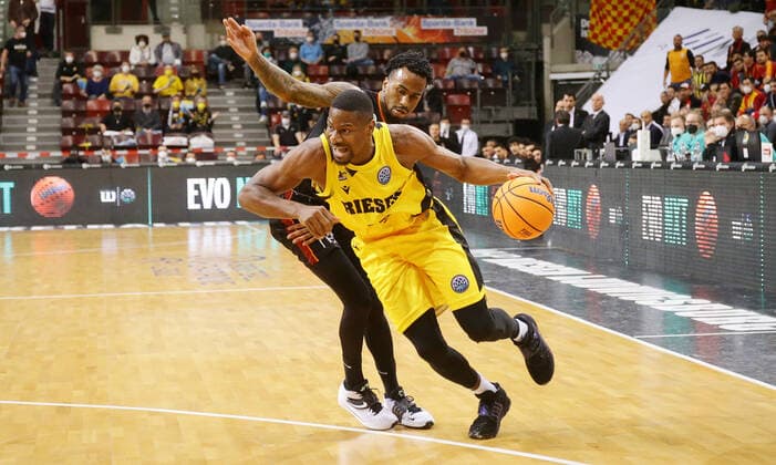 Ludwigsburg , Basketball Champions League Top 16 , MHP Riesen Ludwigsburg vs. Galatasaray Nef , von vorne: Yorman Polas bartolo ( Riesen ) Dee Bost ( Gala )