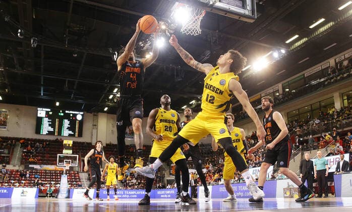 Sport Bilder des Tages Ludwigsburg , Basketball Champions League Top 16 , MHP Riesen Ludwigsburg vs. Galatasaray Nef , von links: DeVaughn Akoon-Purcell ( Gala ) Jonah Radebaugh ( Riesen )