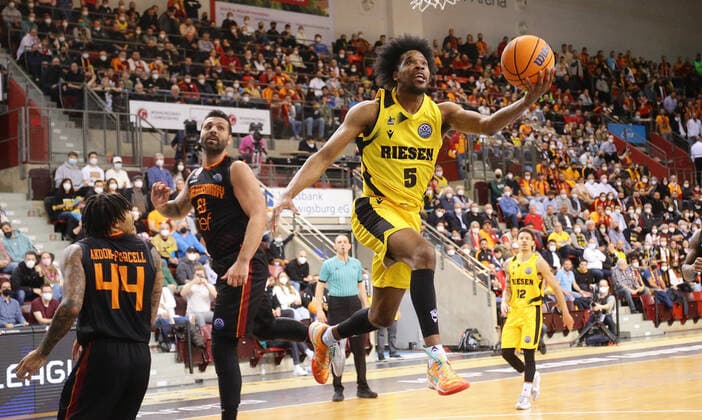 Ludwigsburg , Basketball Champions League Top 16 , MHP Riesen Ludwigsburg vs. Galatasaray Nef , von links: Goksenin Koksal ( Gala ) Justin Simon ( Riesen )