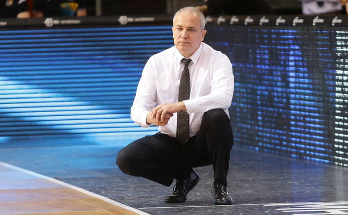 Ludwigsburg , Basketball Champions League Top 16 , MHP Riesen Ludwigsburg vs. Galatasaray Nef , Trainer Ekrem Memnun ( Galatasaray )
