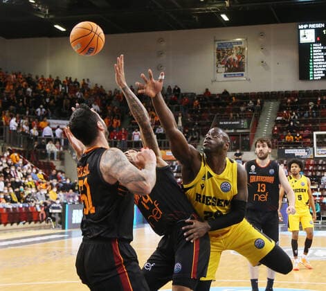 Rawle Alkins (Riesen, rechts) . MHP Riesen Ludwigsburg vs. Galatasaray Nef. Basketball-Champions League 2021-2022. Ludwigsburg , GER, 14.03.2022,