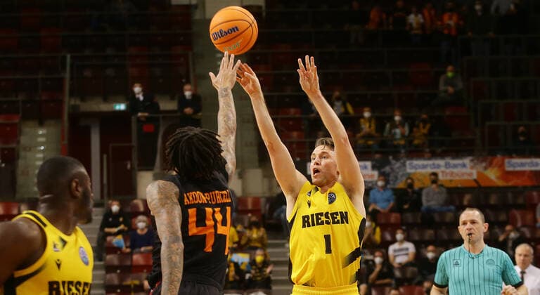 Ludwigsburg , Basketball Champions League Top 16 , MHP Riesen Ludwigsburg vs. Galatasaray Nef , rechts: Jordan Hulls ( Riesen )
