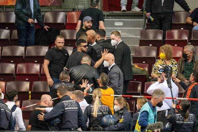Tummult und Polizeieinsatz, GER, MHP Riesen Ludwigsburg vs. Galatasaray Nef, Basketball, Champions League, BCL, Best of 16, 2021 2022, 14.03.2022, GER, MHP Riesen Ludwigsburg vs. Galatasaray Nef, Basketball, Champions League, BCL, Best of 16, 2021 2022, 14.03.2022 Ludwigsburg Copyright: xSaschaxWaltherx BCL_MHP_SWA