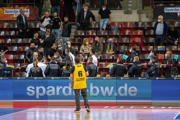 Tummult und Polizeieinsatz, GER, MHP Riesen Ludwigsburg vs. Galatasaray Nef, Basketball, Champions League, BCL, Best of 16, 2021 2022, 14.03.2022, GER, MHP Riesen Ludwigsburg vs. Galatasaray Nef, Basketball, Champions League, BCL, Best of 16, 2021 2022, 14.03.2022 Ludwigsburg Copyright: xSaschaxWaltherx BCL_MHP_SWA