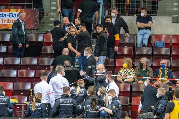 Sport Bilder des Tages Tummult und Polizeieinsatz, GER, MHP Riesen Ludwigsburg vs. Galatasaray Nef, Basketball, Champions League, BCL, Best of 16, 2021 2022, 14.03.2022, GER, MHP Riesen Ludwigsburg vs. Galatasaray Nef, Basketball, Champions League, BCL, Best of 16, 2021 2022, 14.03.2022 Ludwigsburg Copyright: xSaschaxWaltherx BCL_MHP_SWA