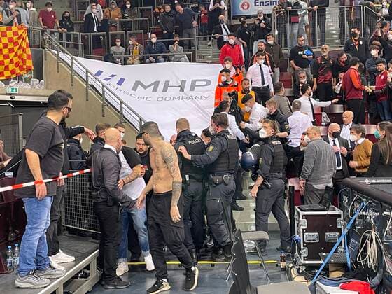 In der Pause gab es Randale mit Galatasaray Fans in der MHP-Arena . Die Polizei musste einschreiten . MHP Riesen Ludwigsburg vs. Galatasaray Nef. Basketball-Champions League 2021-2022. Ludwigsburg , GER, 14.03.2022,