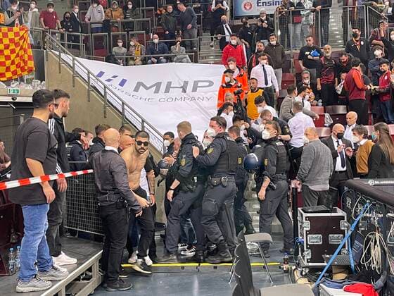 In der Pause gab es Randale mit Galatasaray Fans in der MHP-Arena . Die Polizei musste einschreiten . MHP Riesen Ludwigsburg vs. Galatasaray Nef. Basketball-Champions League 2021-2022. Ludwigsburg , GER, 14.03.2022,