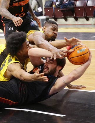 Ludwigsburg , Basketball Champions League Top 16 , MHP Riesen Ludwigsburg vs. Galatasaray Nef , von oben: Yorman Polas bartolo Justin Simon ( Riesen )