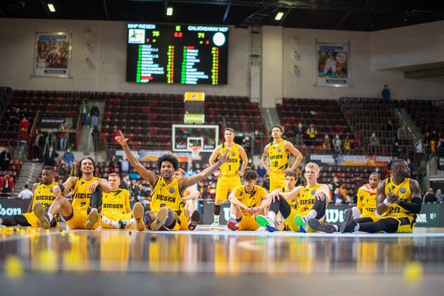 Sport Bilder des Tages Jubel der Ludwigsburger anch dem Sieg, positive Emotionen, GER, MHP Riesen Ludwigsburg vs. Galatasaray Nef, Basketball, Champions League, BCL, Best of 16, 2021 2022, 14.03.2022, GER, MHP Riesen Ludwigsburg vs. Galatasaray Nef, Basketball, Champions League, BCL, Best of 16, 2021 2022, 14.03.2022 Ludwigsburg Copyright: xSaschaxWaltherx BCL_MHP_SWA