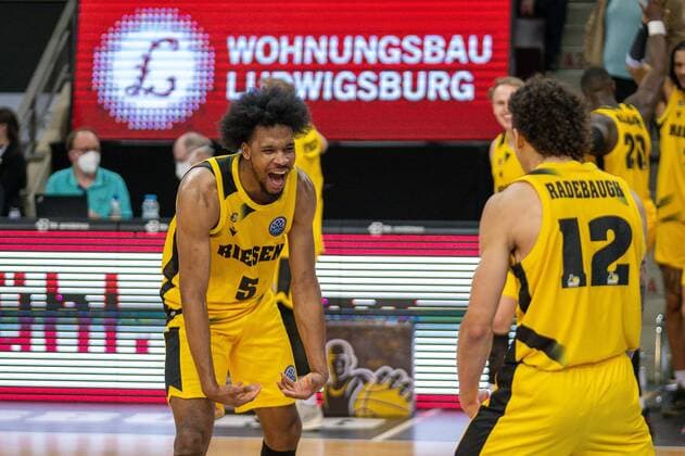 Jubel nah dem Sieg, Justin Simon (MHP Riesen Ludwigsburg, 05), Jonah Radebaugh (MHP Riesen Ludwigsburg, 12), positive Emotionen, GER, MHP Riesen Ludwigsburg vs. Galatasaray Nef, Basketball, Champions League, BCL, Best of 16, 2021 2022, 14.03.2022, GER, MHP Riesen Ludwigsburg vs. Galatasaray Nef, Basketball, Champions League, BCL, Best of 16, 2021 2022, 14.03.2022 Ludwigsburg Copyright: xSaschaxWaltherx BCL_MHP_SWA