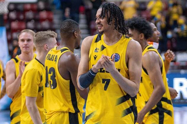 Jubel der Ludwigsburger anch dem Sieg, positive Emotionen, Jonathan Baehre (MHP Riesen Ludwigsburg, 07), Yorman Polas Bartolo (MHP Riesen Ludwigsburg, 13), Justin Simon (MHP Riesen Ludwigsburg, 05) GER, MHP Riesen Ludwigsburg vs. Galatasaray Nef, Basketball, Champions League, BCL, Best of 16, 2021 2022, 14.03.2022, GER, MHP Riesen Ludwigsburg vs. Galatasaray Nef, Basketball, Champions League, BCL, Best of 16, 2021 2022, 14.03.2022 Ludwigsburg Copyright: xSaschaxWaltherx BCL_MHP_SWA