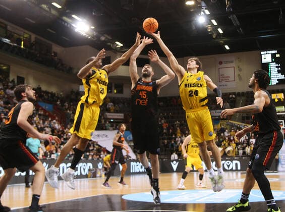 Tremmell Darden (Riesen, links) und Ethan Rapp (Riesen, rechts) . MHP Riesen Ludwigsburg vs. Galatasaray Nef. Basketball-Champions League 2021-2022. Ludwigsburg , GER, 14.03.2022,