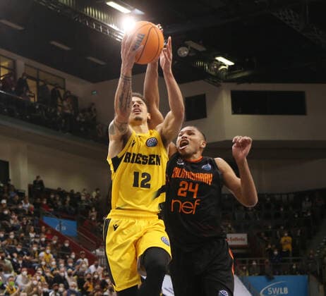 Jonah Radebaugh (Riesen, links) . MHP Riesen Ludwigsburg vs. Galatasaray Nef. Basketball-Champions League 2021-2022. Ludwigsburg , GER, 14.03.2022,