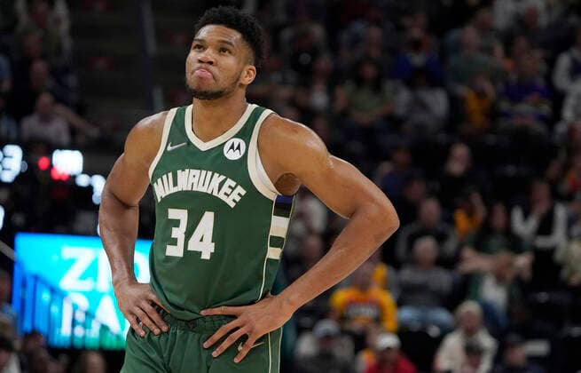 Milwaukee Bucks forward Giannis Antetokounmpo take a breather during an NBA, Basketball Herren, USA game between Utah Jazz and Milwaukee Bucks, in Vivint Smart Home Arena in Salt Lake City, Utah, USA, 14 March 2022. Milwaukee Bucks at Utah Jazz !ACHTUNG: NUR REDAKTIONELLE NUTZUNG!  Copyright: xGEORGExFREYx AME3403 20220315-d5ae0afaf1ca6dd2481ba9b5b6b4cde60c92ed5d