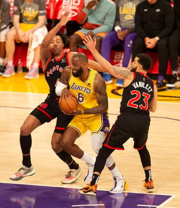 LeBron James (C) of the Los Angeles Lakers disputes the ball with Pascal Siakam (R) and Fred VanVieet of the Toronto Raptors, today, during an NBA, Basketball Herren, USA game played at the Crypto Arena, in Los Angeles. Angeles, USA, 14 March 2022. Los Angeles Lakers vs Toronto Raptors !ACHTUNG: NUR REDAKTIONELLE NUTZUNG!  Copyright: xArmandoxArorizox AME3411 20220315-1d1f646b9e90ed36f7f85446b2bc6901fe23e2d6