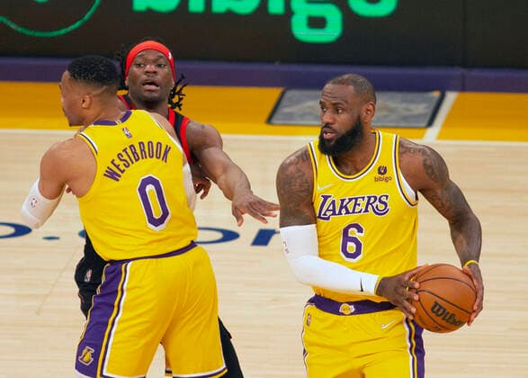 LeBron James (R) of the Los Angeles Lakers in action against the Toronto Raptors, today, during an NBA, Basketball Herren, USA game played at the Crypto Arena, in Los Angeles. Angeles, USA, 14 March 2022. Los Angeles Lakers vs Toronto Raptors !ACHTUNG: NUR REDAKTIONELLE NUTZUNG!  Copyright: xArmandoxArorizox AME3410 20220315-38f24e56c90556433b7d0195db04b60f763bd157