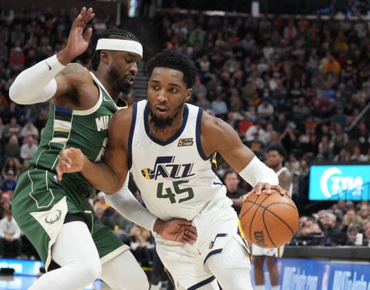 Donovan Mitchell (R) of the Utah Jazz disputes the ball against Wesley Matthews of the Milwaukee Bucks, today, during an NBA, Basketball Herren, USA game at the Vivint Smart Home Arena, in Salt Lake City, Utah, USA, 14 March 2022. EFE George Frey Utah Jazz-Milwaukee Bucks !ACHTUNG: NUR REDAKTIONELLE NUTZUNG!  Copyright: xGEORGExFREYx AME3419 20220315-416122d558bb385dc863281886e05620dfdd7386