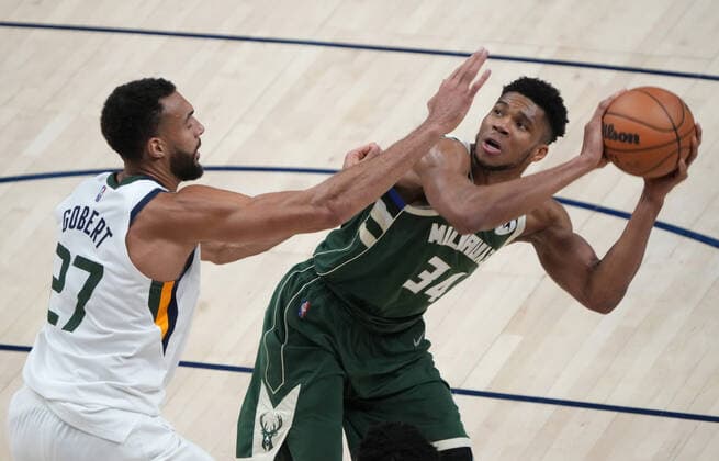 Rudy Gobert (L) of the Utah Jazz disputes the ball against Giannis Antetokounmpo of the Milwaukee Bucks, today, during an NBA, Basketball Herren, USA game at the Vivint Smart Home Arena, in Salt Lake City, Utah, USA, 14 March 2022. EFE George Frey Utah Jazz-Milwaukee Bucks !ACHTUNG: NUR REDAKTIONELLE NUTZUNG!  Copyright: xGEORGExFREYx AME3415 20220315-e2dd474193676e71172531b51d984692a89ecd79