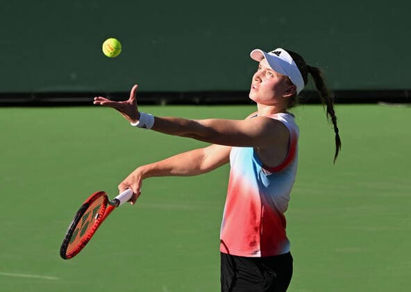 INDIAN WELLS, CA - MARCH 14: Elena Rybakina of Kazakhstan serving during a tennis match at the BNP Paribas Open played on March 14, 2022 at the Indian Wells Tennis Garden in Indian Wells, CA. (Photo by John Cordes Icon Sportswire) TENNIS: MAR 14 BNP Paribas Open Icon506220314095