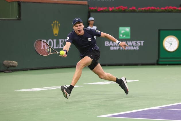 INDIAN WELLS, CA - MARCH 14: Jenson Brooksby (USA) hits a forehand during the BNP Paribas Open on March 14, 2022 at Indian Wells Tennis Garden in Indian Wells, CA. (Photo by George Walker Icon Sportswire) TENNIS: MAR 14 BNP Paribas Open Icon220314075