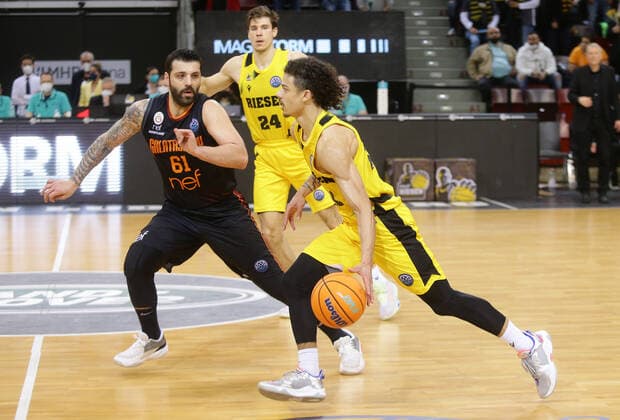 Ludwigsburg , Basketball Champions League Top 16 , MHP Riesen Ludwigsburg vs. Galatasaray Nef , von links: Goksenin Köksal ( Gala ) Jonah Radebaugh ( Riesen )