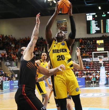 Rawle Alkins (Riesen, rechts) . MHP Riesen Ludwigsburg vs. Galatasaray Nef. Basketball-Champions League 2021-2022. Ludwigsburg , GER, 14.03.2022,