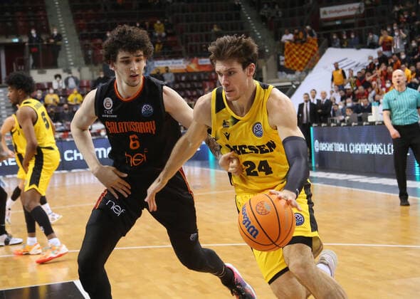 V.li. Sadik Emir Kabaca (Galatasaray), Ethan Rapp (Riesen) . MHP Riesen Ludwigsburg vs. Galatasaray Nef. Basketball-Champions League 2021-2022. Ludwigsburg , GER, 14.03.2022,