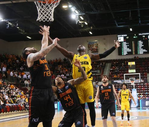 Rawle Alkins (Riesen, rechts) . MHP Riesen Ludwigsburg vs. Galatasaray Nef. Basketball-Champions League 2021-2022. Ludwigsburg , GER, 14.03.2022,