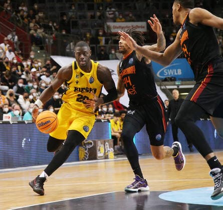 Rawle Alkins (Riesen, links) . MHP Riesen Ludwigsburg vs. Galatasaray Nef. Basketball-Champions League 2021-2022. Ludwigsburg , GER, 14.03.2022,