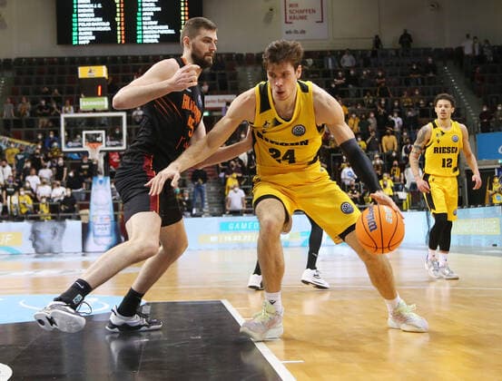 Ethan Rapp (Riesen, rechts) . MHP Riesen Ludwigsburg vs. Galatasaray Nef. Basketball-Champions League 2021-2022. Ludwigsburg , GER, 14.03.2022,