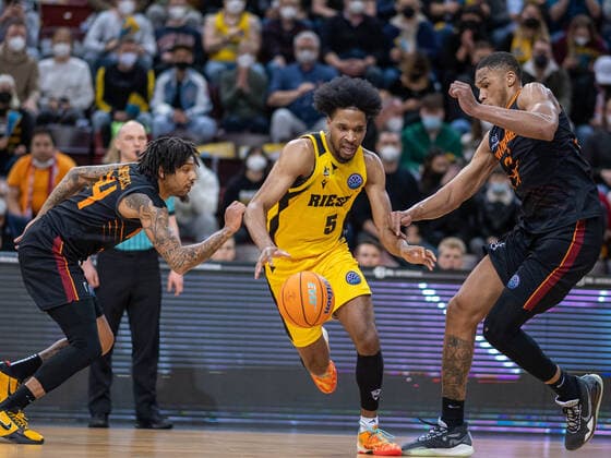 Justin Simon (MHP Riesen Ludwigsburg, 05), GER, MHP Riesen Ludwigsburg vs. Galatasaray Nef, Basketball, Champions League, Best of 16, Spielzeit 2021 2022, 14.03.2022, GER, MHP Riesen Ludwigsburg vs. Galatasaray Nef, Basketball, Champions League, Best of 16, Spielzeit 2021 2022, 14.03.2022 Ludwigsburg Copyright: xEibner-Pressefoto SaschaxWaltherx EP_EER