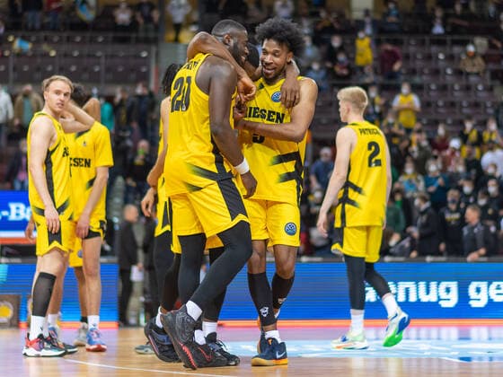 Jubel der sieger aus Ludwigsburg, GER, MHP Riesen Ludwigsburg vs. Galatasaray Nef, Basketball, Champions League, Best of 16, Spielzeit 2021 2022, 14.03.2022, GER, MHP Riesen Ludwigsburg vs. Galatasaray Nef, Basketball, Champions League, Best of 16, Spielzeit 2021 2022, 14.03.2022 Ludwigsburg Copyright: xEibner-Pressefoto SaschaxWaltherx EP_EER