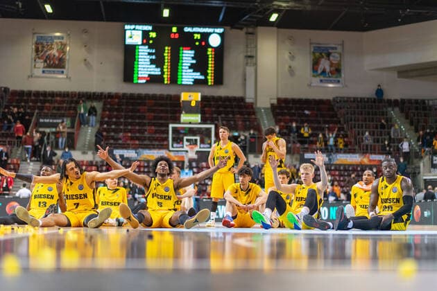 Jubel der sieger aus Ludwigsburg, GER, MHP Riesen Ludwigsburg vs. Galatasaray Nef, Basketball, Champions League, Best of 16, Spielzeit 2021 2022, 14.03.2022, GER, MHP Riesen Ludwigsburg vs. Galatasaray Nef, Basketball, Champions League, Best of 16, Spielzeit 2021 2022, 14.03.2022 Ludwigsburg Copyright: xEibner-Pressefoto SaschaxWaltherx EP_EER