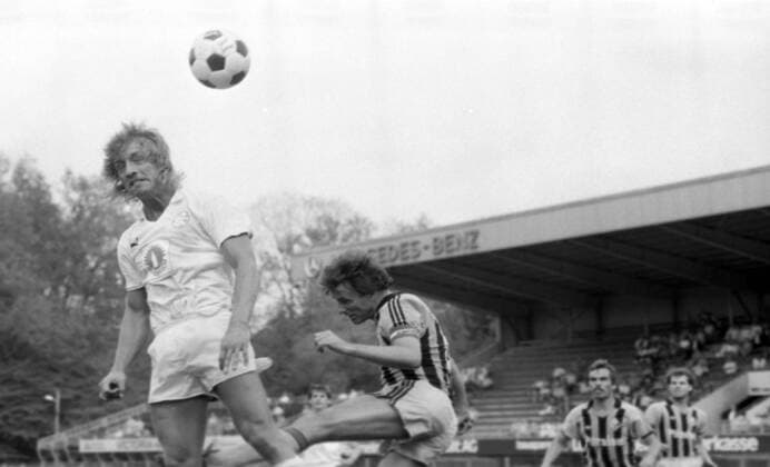 17.05.86 Stuttgarter Kickers - SV Waldhof Mannheim Deutschland, Stuttgart, 17.05.1986, Fussball, 2. Bundesliga, Testspiel, Stuttgarter Kickers - SV Waldhof Mannheim: v.l. Ralf Forster (Stuttgarter Kickers), Günter Sebert (SV Waldhof Mannheim). *** 17 05 86 Stuttgarter Kickers SV Waldhof Mannheim Germany, Stuttgart, 17 05 1986, Football, 2 Bundesliga, Test match, Stuttgarter Kickers SV Waldhof Mannheim v l Ralf Forster Stuttgarter Kickers , Günter Sebert SV Waldhof Mannheim