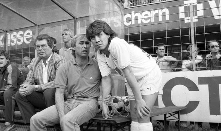 17.05.86 Stuttgarter Kickers - SV Waldhof Mannheim Deutschland, Stuttgart, 17.05.1986, Fussball, 2. Bundesliga, Testspiel, Stuttgarter Kickers - SV Waldhof Mannheim: v.l. Axel Dünnwald-Metzler (Präsident Stuttgarter Kickers), Dieter Renner (Trainer Stuttgarter Kickers), Ali Reza Yilmaz (Stuttgarter Kickers). *** 17 05 86 Stuttgarter Kickers SV Waldhof Mannheim Germany, Stuttgart, 17 05 1986, Football, 2 Bundesliga, Test match, Stuttgarter Kickers SV Waldhof Mannheim v l Axel Dünnwald Metzler President Stuttgarter Kickers , Dieter Renner Coach Stuttgarter Kickers , Ali Reza Yilmaz Stuttgarter Kickers