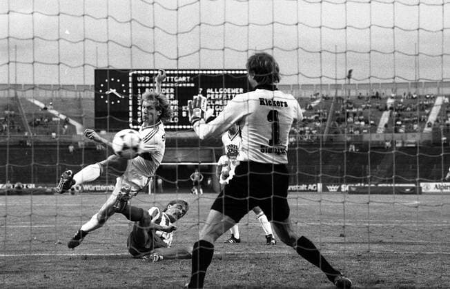 30.07.85 VfB Stuttgart - Stuttgarter Kickers Deutschland, Stuttgart, 30.07.1985, Fussball, Bundesliga, Testspiel, VfB Stuttgart - Stuttgarter Kickers (2:2): v.l. Andreas Müller (VfB Stuttgart), Dieter Finke, Waldemar Cimander (beide Stuttgarter Kickers); Tor 1:0 Müller. *** 30 07 85 VfB Stuttgart Stuttgarter Kickers Germany, Stuttgart, 30 07 1985, Football, Bundesliga, Test match, VfB Stuttgart Stuttgarter Kickers 2 2 v l Andreas Müller VfB Stuttgart , Dieter Finke, Waldemar Cimander both Stuttgarter Kickers goal 1 0 Müller
