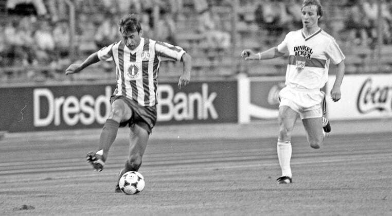 30.07.85 VfB Stuttgart - Stuttgarter Kickers Deutschland, Stuttgart, 30.07.1985, Fussball, Bundesliga, Testspiel, VfB Stuttgart - Stuttgarter Kickers (2:2): v.l. Kazimierz Kmiecik (Stuttgarter Kickers), Klaus Perfetto (VfB Stuttgart). *** 30 07 85 VfB Stuttgart Stuttgarter Kickers Germany, Stuttgart, 30 07 1985, Football, Bundesliga, Test match, VfB Stuttgart Stuttgarter Kickers 2 2 v l Kazimierz Kmiecik Stuttgarter Kickers , Klaus Perfetto VfB Stuttgart